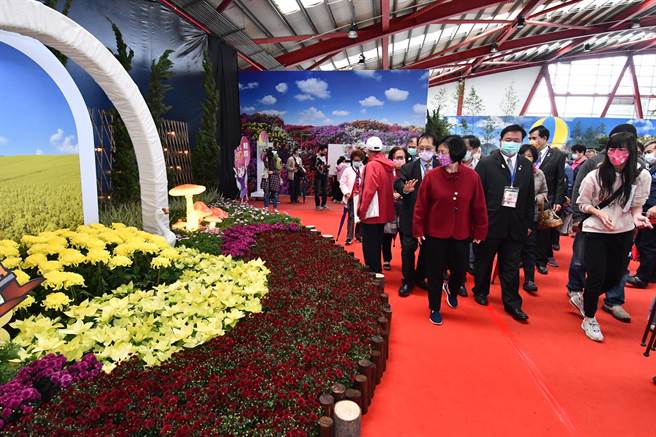 彰化县长王惠美（前排左）主持2022花在彰化开幕活动，并参观溪州公园园区室内花卉主题馆的花卉布置陈设。（谢琼云摄）