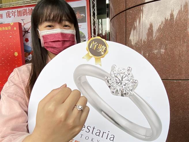 30岁赵小姐购买新光三越台中店福袋，幸运抽中最大奖价值48万元的1克拉铂金钻戒。（冯惠宜摄）