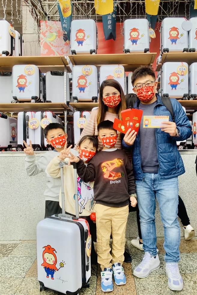 竹科38岁工程师游先生购买中友百货福袋抽中最大奖市价14万8千800元的「OSIM V手天王按摩椅」。（中友百货提供／冯惠宜台中传真）