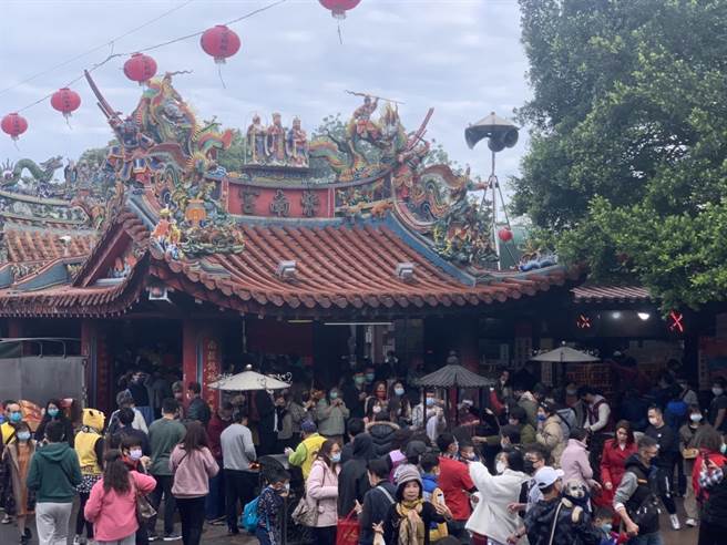 竹山鎮紫南宮因防疫考量，大年初一不發錢母，參拜信眾然絡繹不絕。（廖志晃攝）