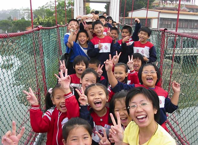 邱儷萍（右二）曾在國小擔任班導，2005年10月7日她帶學生校外教學。（邱儷萍提供）