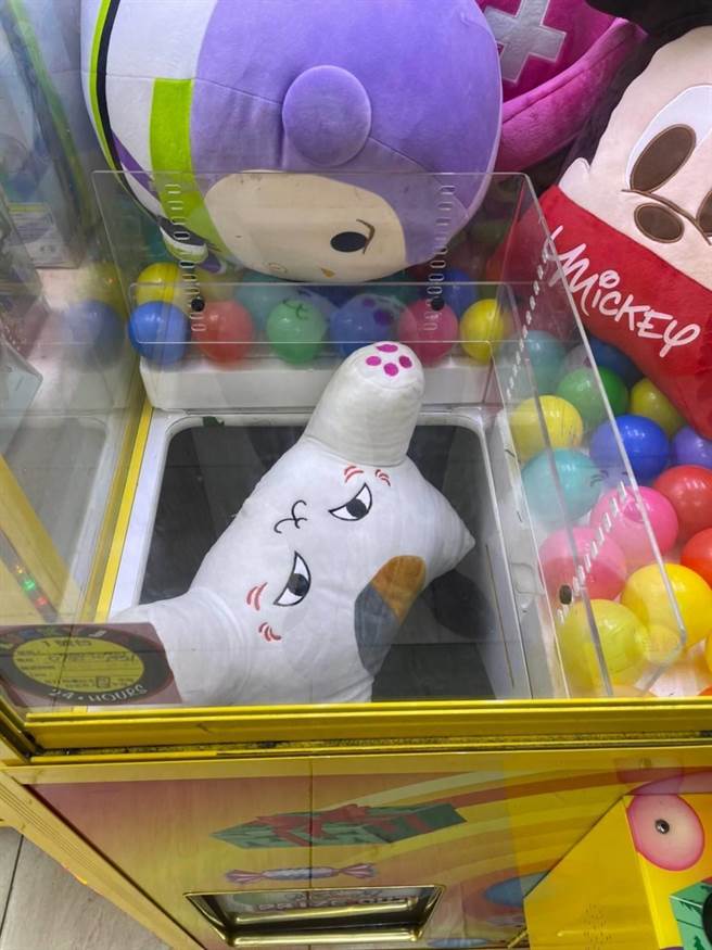 填充物卡在洞口遭路过的窃嫌伸手进入机台取走娃娃。（图／民眾提供）