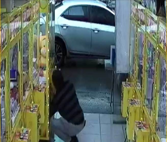 卢姓男子从洞口取走娃娃涉犯窃盗罪。（图／民眾提供）