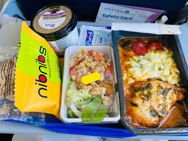 蓝委陈以信分享飞机上的年夜饭。（图片摘自陈以信脸书）