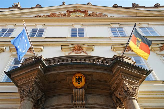 Kaputin在德国驻布拉格大使馆门口，将写有「北溪二号」（North Stream-2）字样的大管子用锤子砸碎。(示意图／shutterstock)