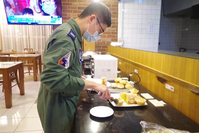 飞官餐厅内空军弟兄正在取用伙食。(图 空军司令部提供)