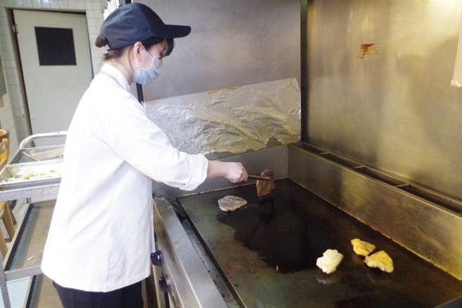 空军表示，飞官们每周可以吃到一次牛排。(图 空军司令部提供)