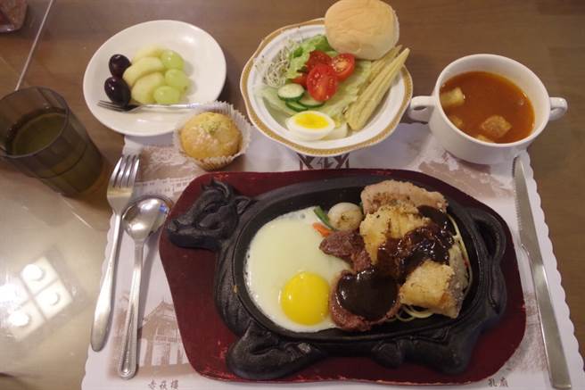 空军表示，飞官们每周可以吃到一次牛排。(图 空军司令部提供)