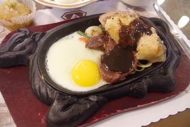 空军表示，飞官们每周可以吃到一次牛排。(图 空军司令部提供)