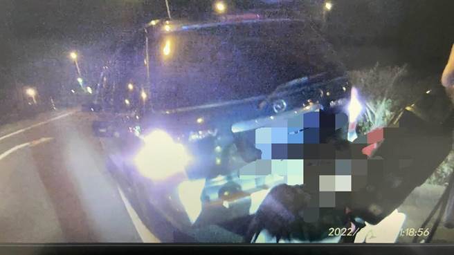 31日除夕夜晚间近7点，国道警方发现有辆车停在匝道路肩，驾驶不知去向，原来是车子没油，人跑去交流道下找加油站装汽油了。（国道警方提供／谢琼云彰化传真）