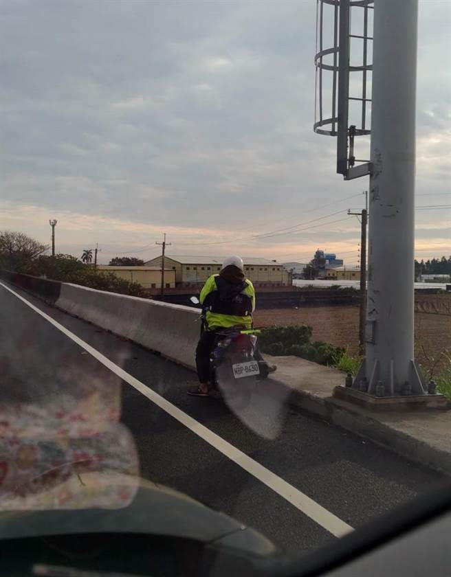 大年初一下午4点半，林姓机车骑士竟傻傻跟着导航，骑上台76线东西向埔盐交流道，接着在一路误闯国道，在国一南向208.3公里处停下，被警方拦截开单。（国道警方提供／谢琼云彰化传真）