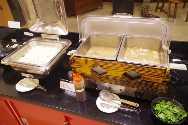 飞官餐厅内部伙食照。图为餐厅供应之关东煮。(图 空军司令部提供)