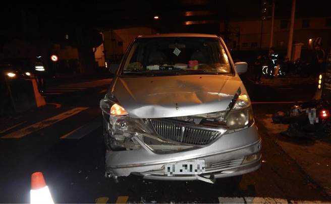 厢型车车祸后车头损毁严重。（民眾提供／冯惠宜台中传真）