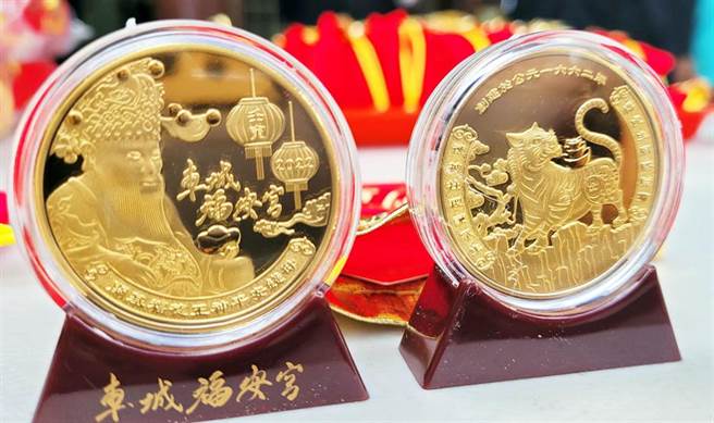 新年不少民眾會走春拜廟求錢母，但上一年的錢母也千萬別丟，放對地方可繼續生財。(圖為今年車城福安宮虎年錢母／林和生攝)