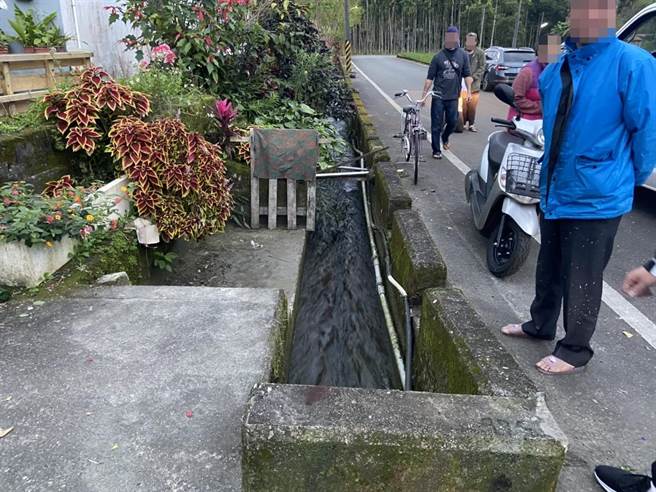 3岁男童掉落湍急水沟，救起已无生命迹。（警方提供）