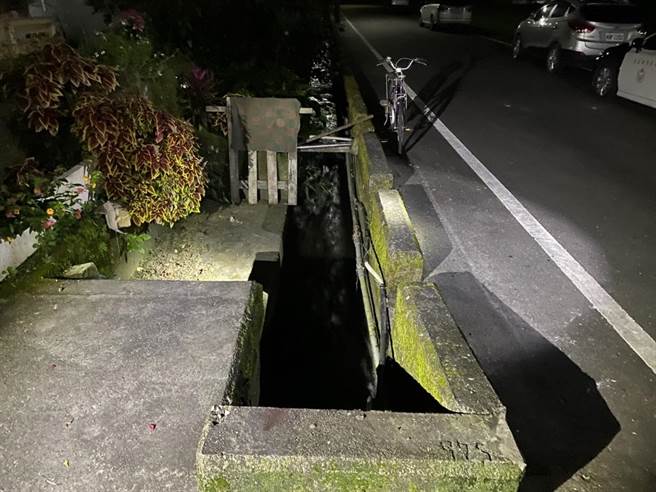 住桃园3岁男童，一家人春节假期回富源老家过年，却掉落在住家前水沟，被冲到下游约800公尺处。（警方提供）