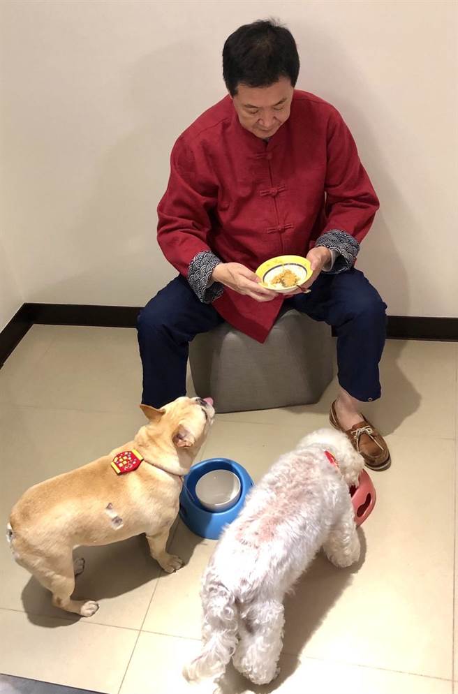 费鸿泰年初一为两只毛宝贝作年菜。（费鸿泰提供）