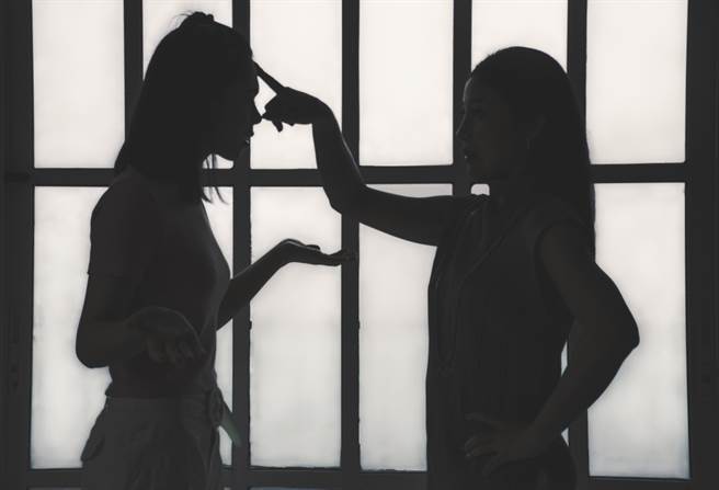 一名人妻表示，她產後受盡婆婆責罵，婆婆始終對於她照顧小孩的方式有意見。（示意圖／Shutterstock）