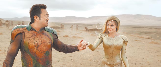 安洁莉娜裘莉（右）、马东石主演漫威电影《永恒族》。（迪士尼提供）