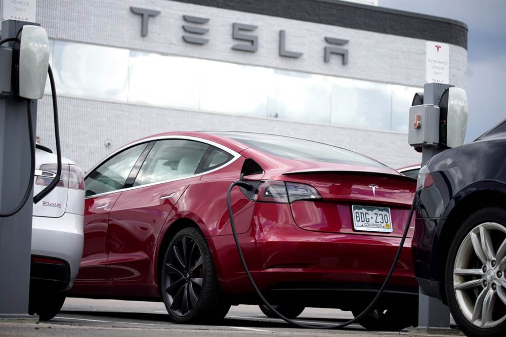 特斯拉汽车公司（Tesla Inc）将在美国召回5万多辆配备全自动辅助驾驶（FSD）Beta版软体的汽车，因此软体可能使部分汽车在十字路口有不完全煞停的情况。（资料照／美联社）(photo:ChinaTimes)