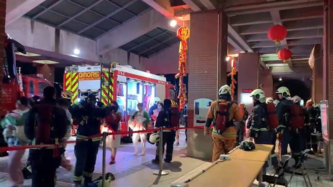 彰化鹿港彰滨秀传医院晚间近10点惊传火警，医疗大楼一楼冒出浓烟，预防性疏散一二楼人员，消防人员到场后，发现疑似是疑似是空调马达轴承烧损，已无明火，虚惊一场。（民眾提供／谢琼云彰化传真）