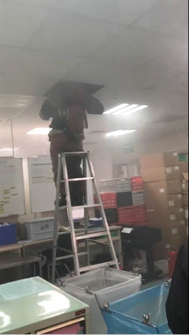 彰化鹿港彰滨秀传医院晚间近10点惊传火警，医疗大楼一楼冒出浓烟，预防性疏散一二楼人员，消防人员到场后，发现疑似是疑似是空调马达轴承烧损，已无明火，虚惊一场。（民眾提供／谢琼云彰化传真）