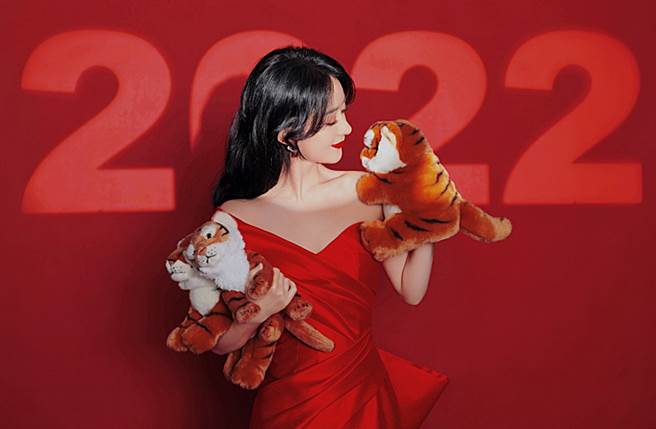 赵丽颖工作室秀出她穿低胸礼服美照。（图／翻摄自赵丽颖工作室微博）