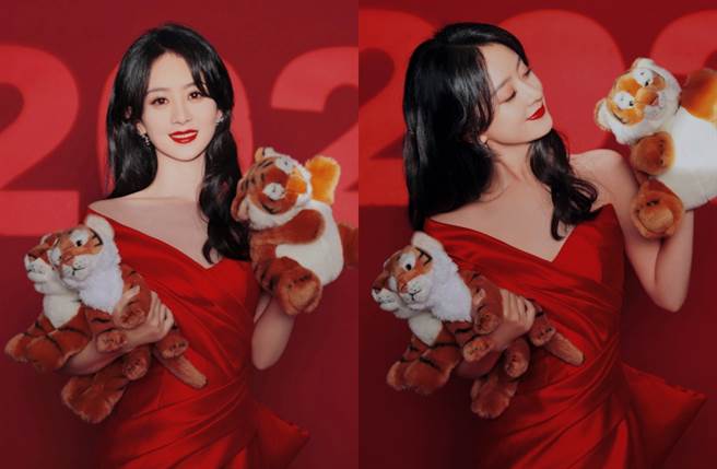 赵丽颖跟老虎玩偶合影。（图／翻摄自赵丽颖工作室微博）