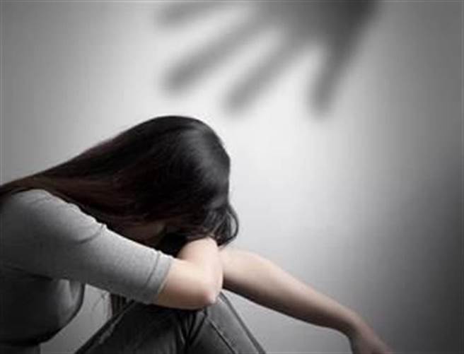 要女学生露肩合照，狂问会不会用情趣用品，噁心男师下场出炉。(达志影像)