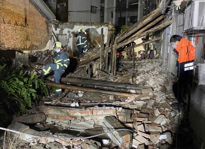 北市士林区小西街一栋老宅疑似因连日大雨，老旧的屋子梁柱折断，屋顶、墙面倒塌，地面上散落大片的红砖。(李文正翻摄)