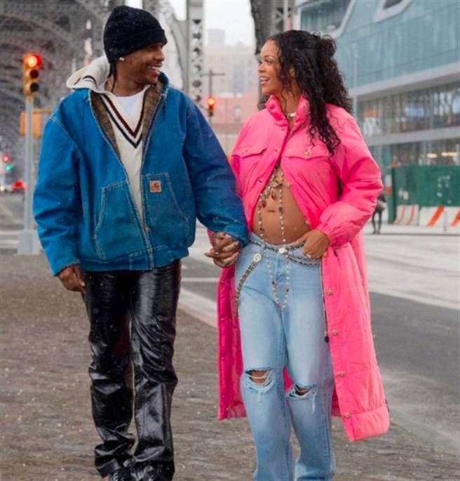 蕾哈娜孕肚照曝光，男友「速可达硬汉」在旁陪伴超恩爱。（图／截取自《TMZ》）