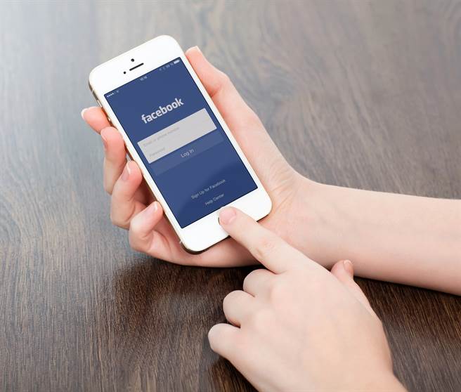 iPhone 4撑11年退役，神人壮举引网惊呆。（图／shutterstock）