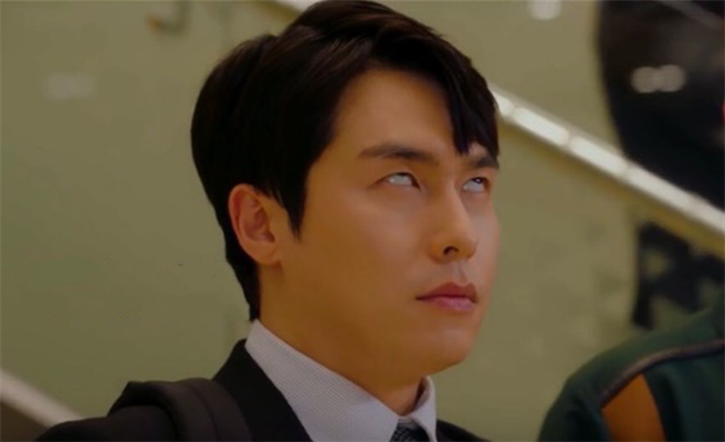 努力工作年終竟只有開心果一包。(圖/翻攝自tvN)
