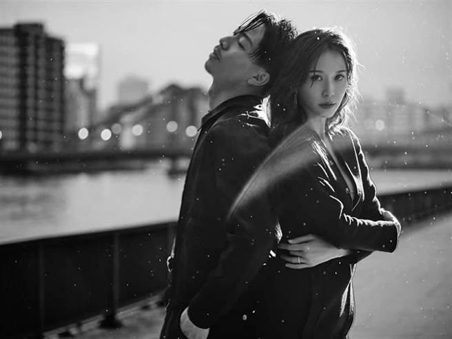 AKIRA当爸后努力赚奶粉钱，让爱妻林志玲在家无后顾之忧。（摘自脸书）