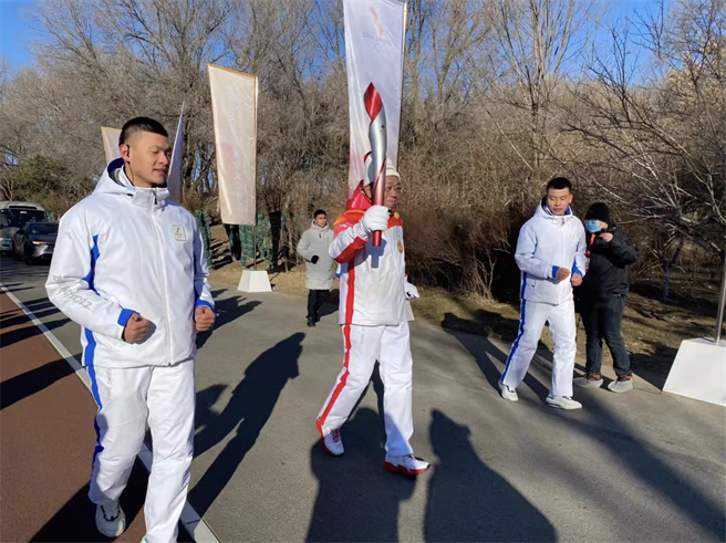 北京冬奥火炬接力开始，第一棒为速滑前世界冠军罗致焕。（北京日报）