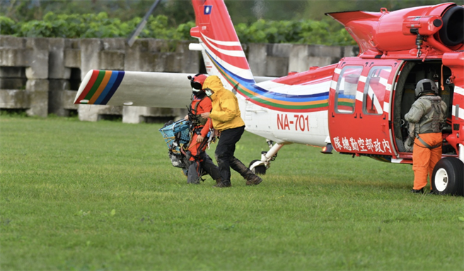 彰化县1名31岁的陈姓男子，昨在登山途中出现上吐下泻症状，身体十分虚弱，经空勤总队今晨出动直升机救援后，已将其吊挂下山送医治疗。（空勤总队提供／罗亦晽花莲传真）