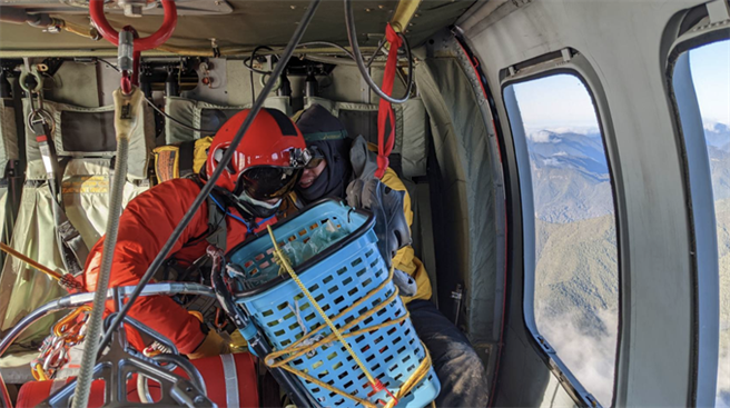 彰化县1名31岁的陈姓男子，昨在登山途中出现上吐下泻症状，身体十分虚弱，经空勤总队今晨出动直升机救援后，已将其吊挂下山送医治疗。（空勤总队提供／罗亦晽花莲传真）