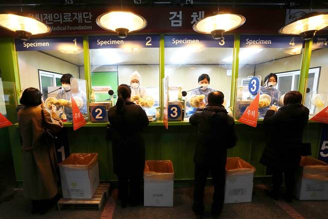 Omicron变异株在韩国快速扩散，2日单日新增确诊病例创下2万多例纪录。（图／美联社）