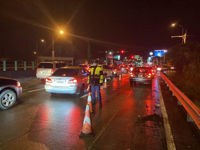 今晨5时许，宜兰苏澳地区南向车流渐增，苏花改苏澳端车潮甚至一度延续到苏澳新站前，经警方赶赴加强交通疏导，回堵情形纾解，目前仍维持车多循序渐进。（宜兰警方提供／罗亦晽宜兰传真）