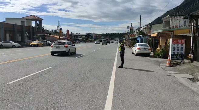 苏花路廊从清晨开始涌现车潮，截至上午11时，台9线花莲崇德段南下车流较多，不过车流正常，时速约可达60公里。（花莲警方提供／罗亦晽花莲传真）