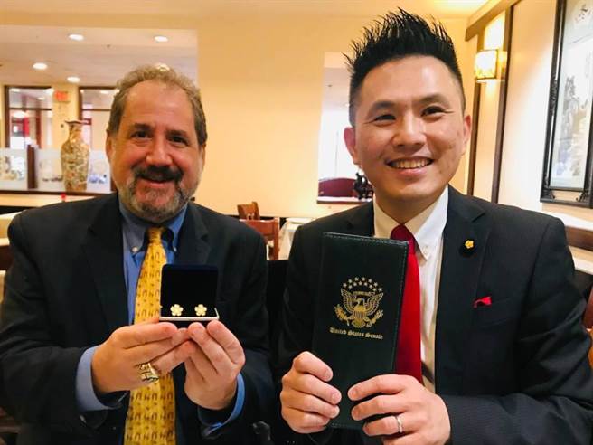陳以信與聯邦參議員史特勞斯（Paul Strauss）合影。（陳以信辦公室提供）