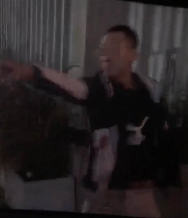 只因路過車輛播放的歌曲，男子大罵駕駛，並對著車子喘了一腳，甚至以肘擊打車窗。（民眾提供／黃國峰台中傳真）