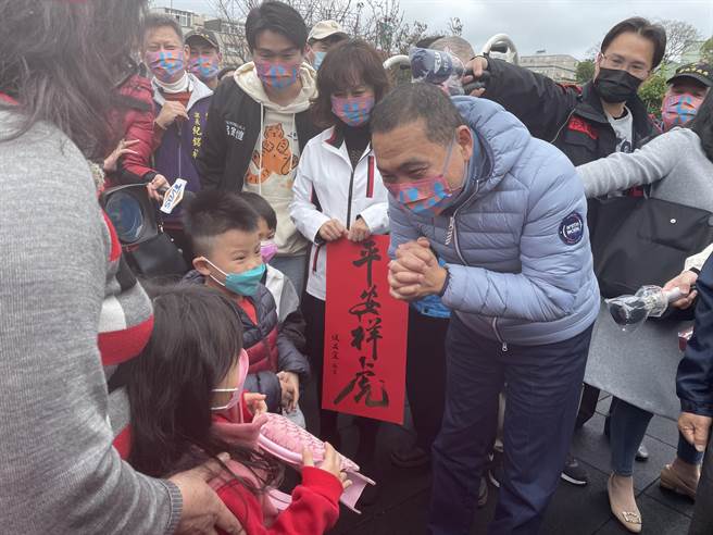 新北市長侯友宜今到鶯歌永吉公園參觀，新北市副發言人呂家愷也緊隨其後，媒體提問此舉是否是為侯家軍布局地方選舉，打好基層選民關係。對此，侯友宜表示，最重要把市政做好，一切工作以市政為主。（蔡雯如攝）