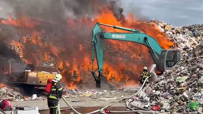 台东市泰安路一处资源回收场11点许不明原因发生火警。（民眾提供／洪浩轩高雄传真）