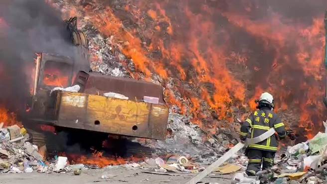 台东市泰安路一处资源回收场11点许不明原因发生火警。（民眾提供／洪浩轩高雄传真）