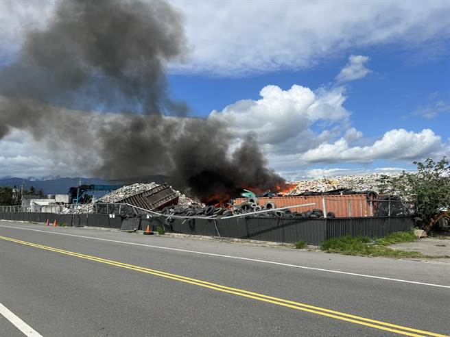 台东市泰安路一处资源回收场11点许不明原因发生火警。（民眾提供／洪浩轩高雄传真）