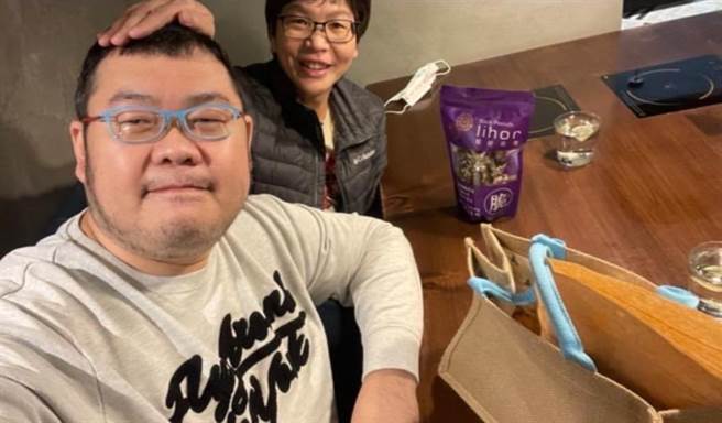 民眾黨立委蔡壁如（後）日前PO出一張與四叉貓吃飯並「摸頭」的照片，意外引發熱議。（圖／摘自蔡壁如臉書）