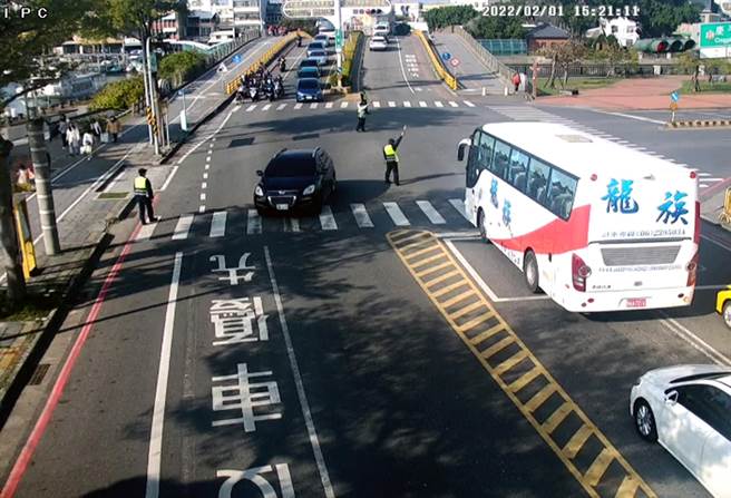 台南安平湧現春節出遊車潮，警方現場疏導。（交通局提供／洪榮志台南傳真）