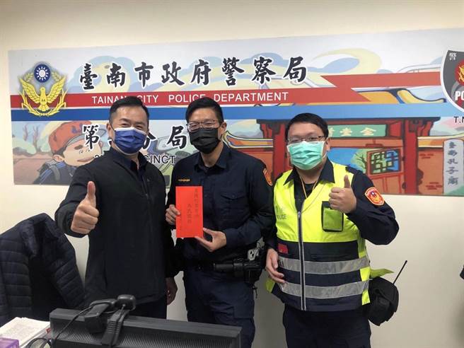 台南市警二分局長樂派出所警員鄭至言（中）在大年初一深夜火速替馬姓男子找回遺失的錢包。（讀者提供／洪榮志台南傳真）
