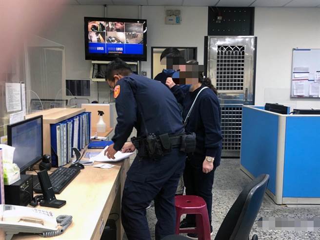 馬姓男子於大年初一深夜遺失錢包向台南市警二分局長樂派出所報案。（讀者提供／洪榮志台南傳真）